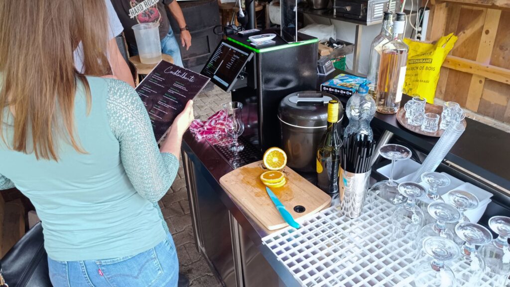 Cocktailbar Vorbereitung mit frischen Zutatenund Gläsern an der MyCo Party Bar