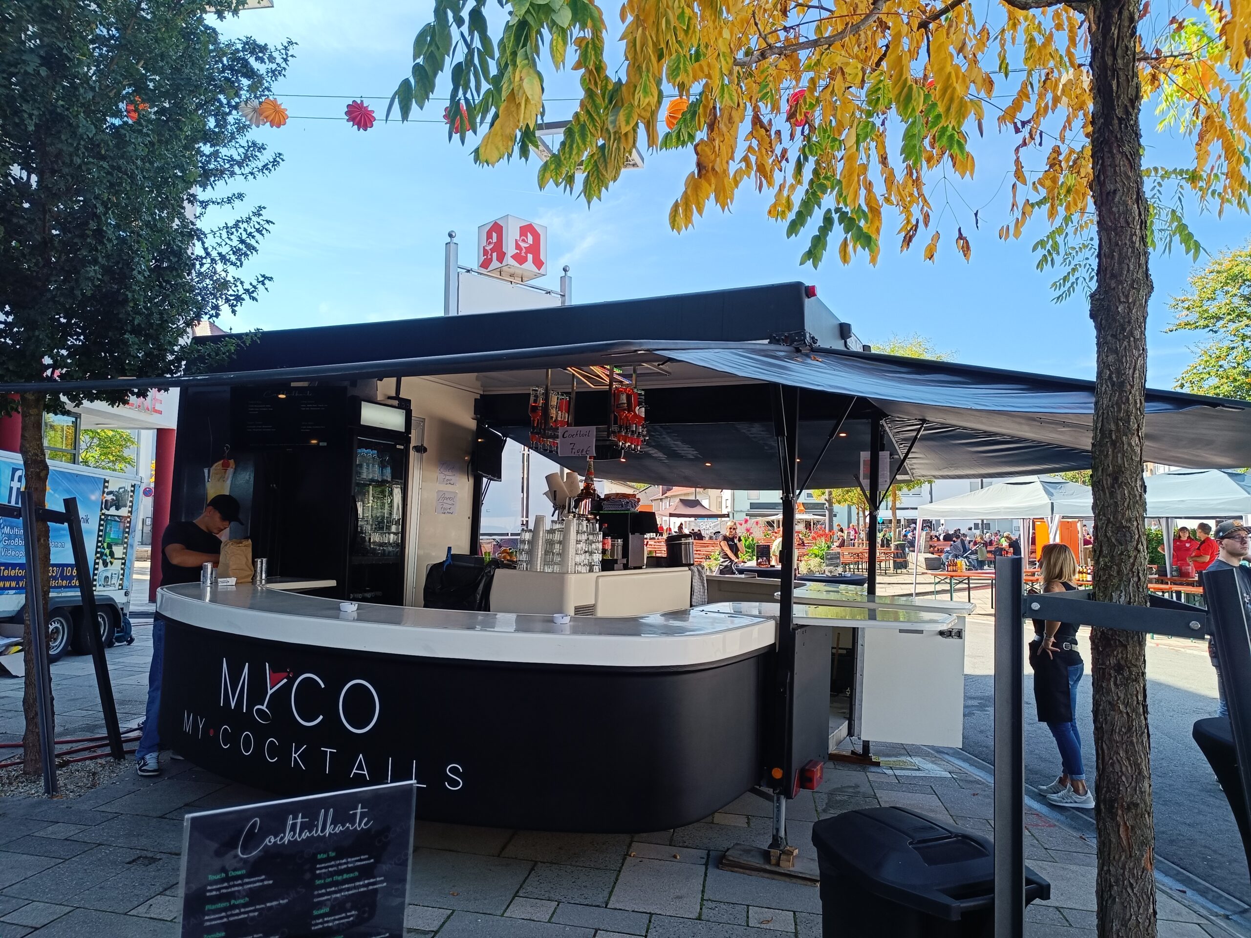 mobiler schankwagen von myco cocktails auf einer veranstaltung im freien