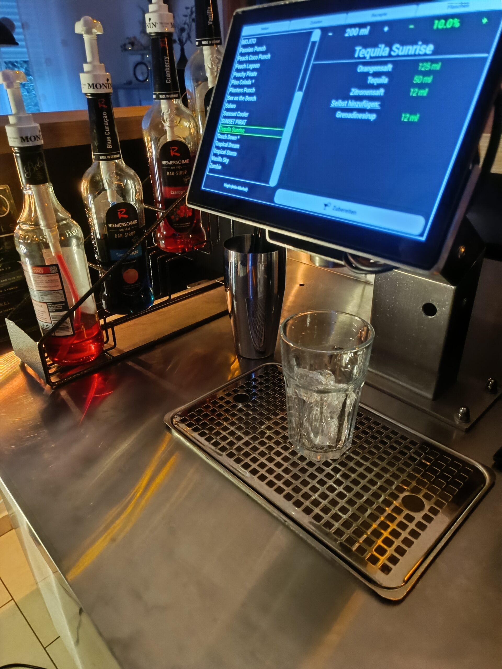 cocktailmaschine mit tablet steuerung der myco mobilen cocktailbar