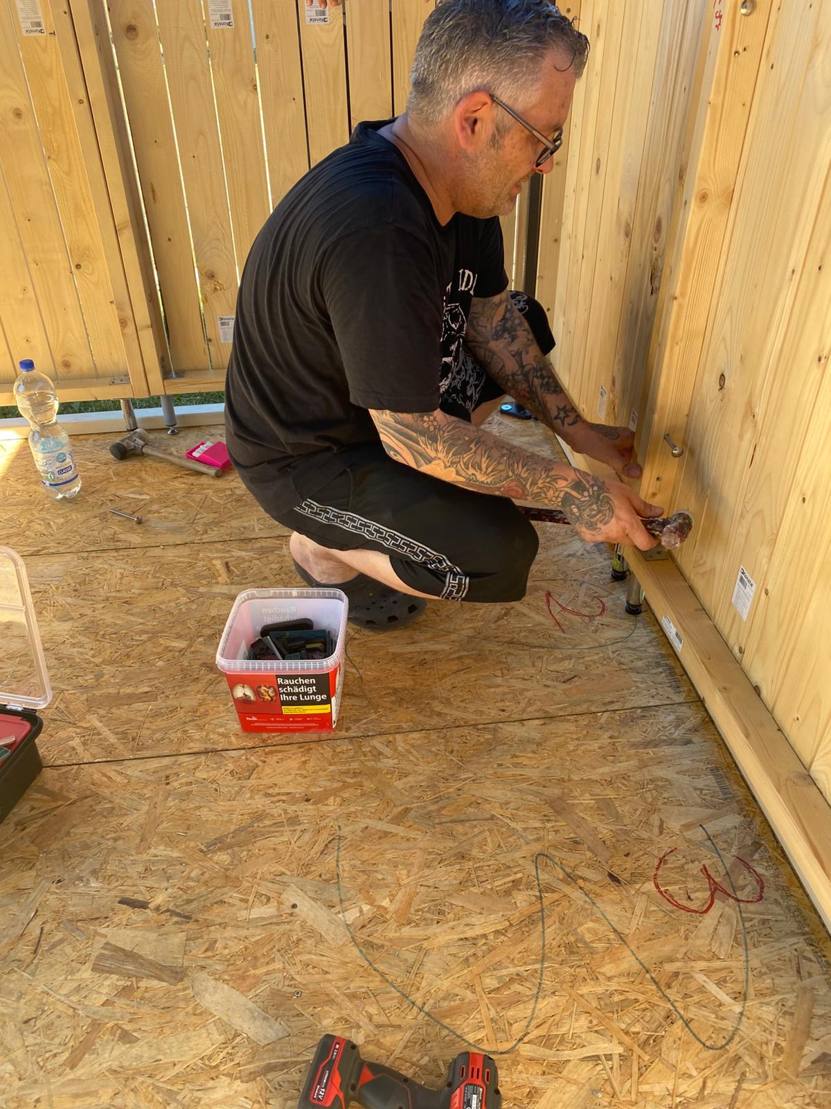 Handgefertigte Holzpaneele der MyCo Pop-up-Holzbar beim Aufbau
