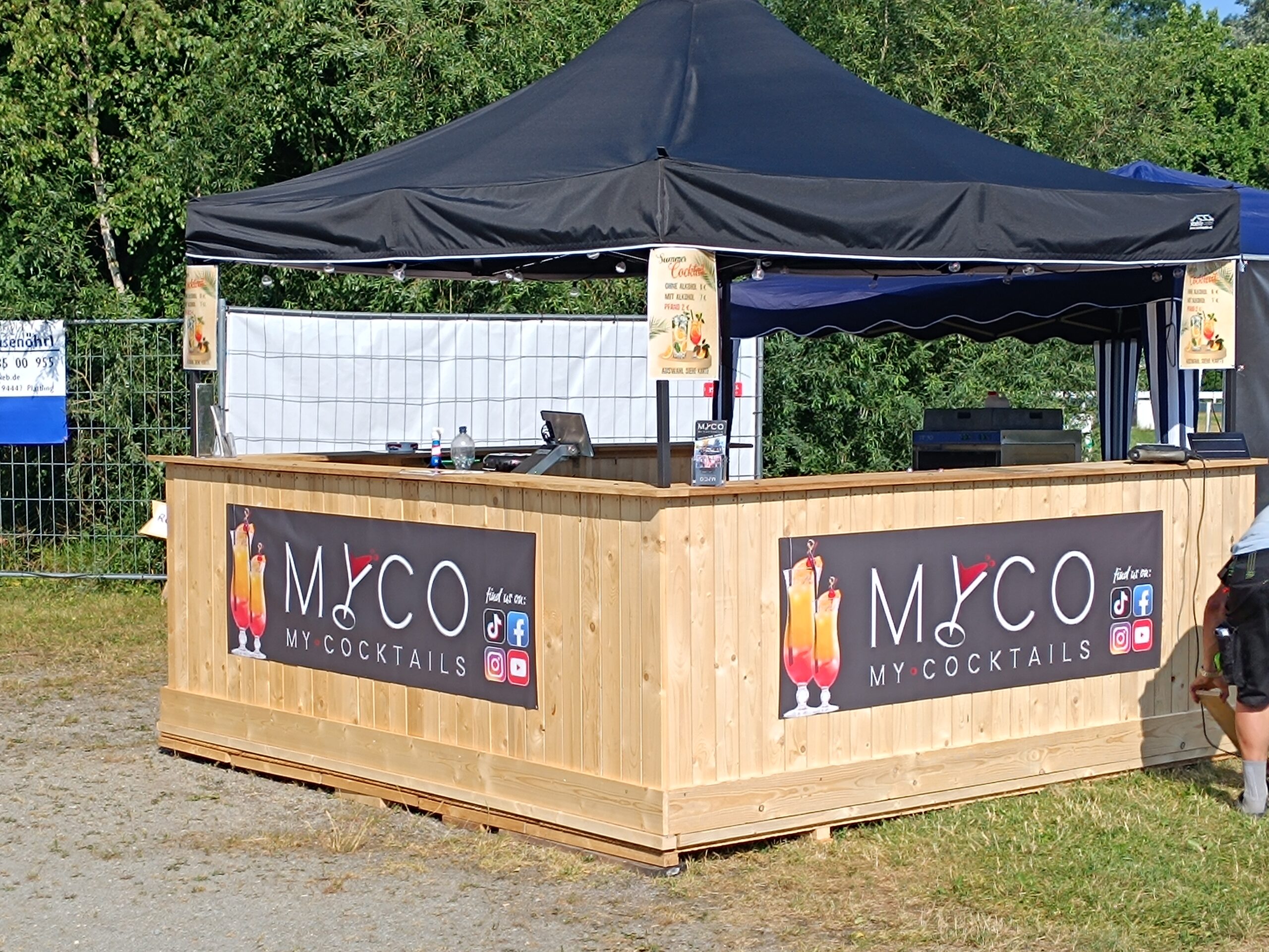 MyCo Pop-up-Holzbar bei Tag mit MYCO-Branding