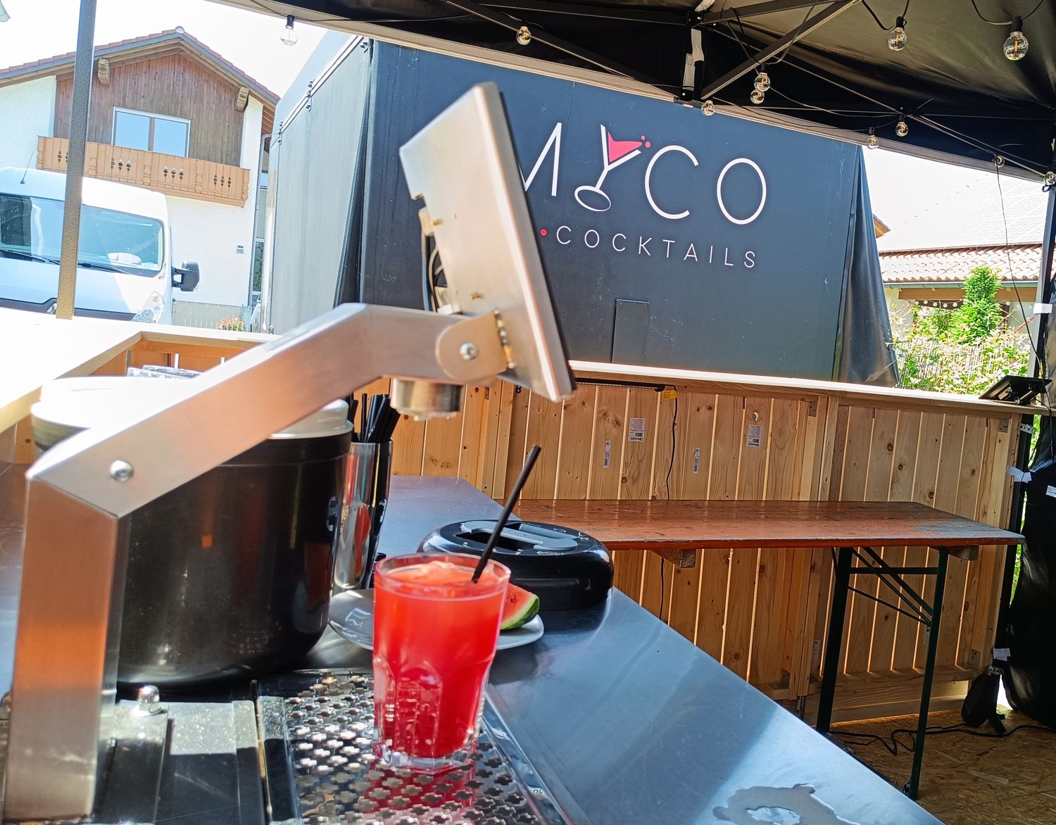Frisch gemixter Cocktail auf Knopfdruck an der MyCo Cocktailbar