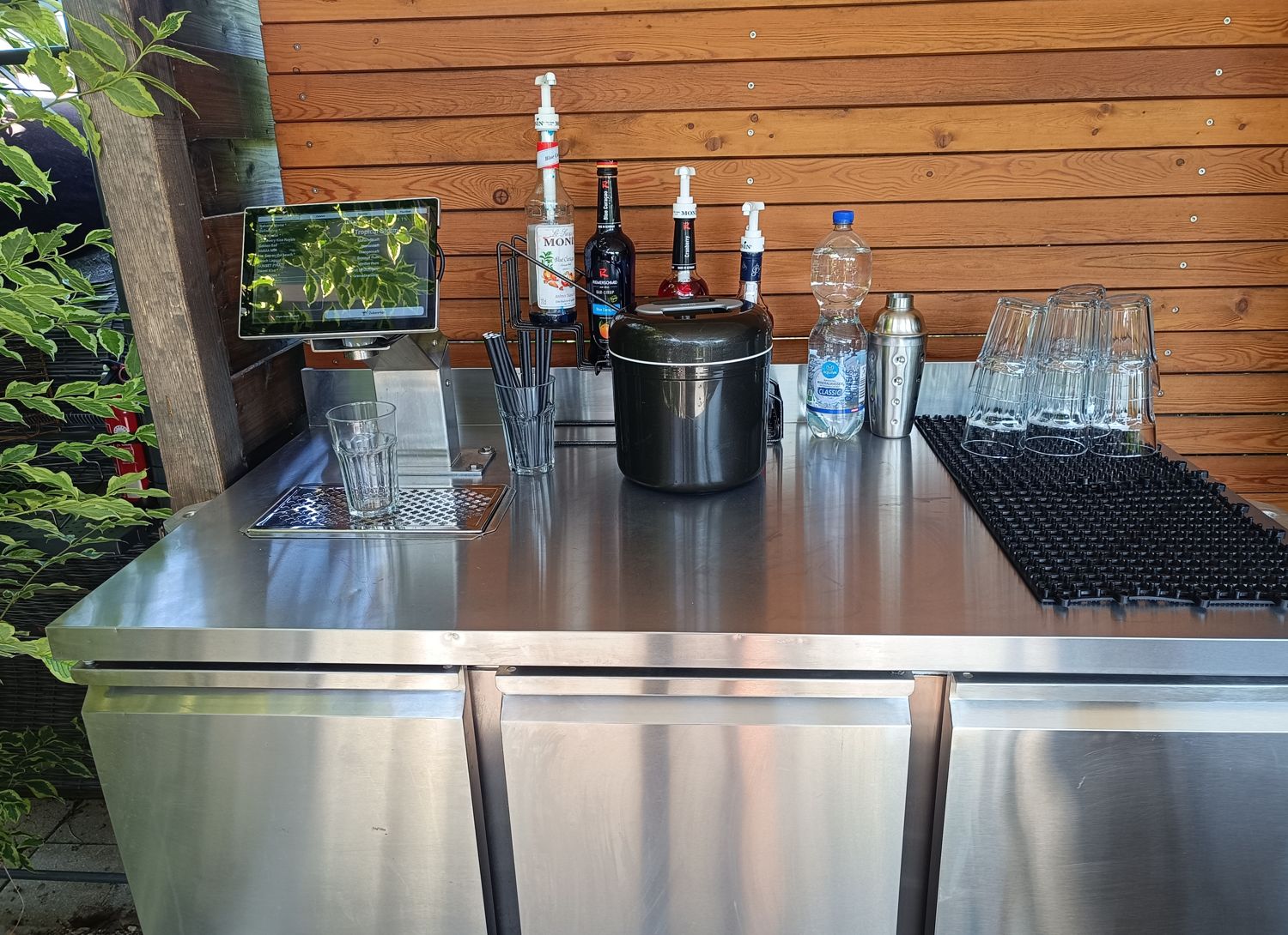 MyCo Cocktailbar mit Cocktailmaschine, Sirup und Gläsern, bereit für den Service