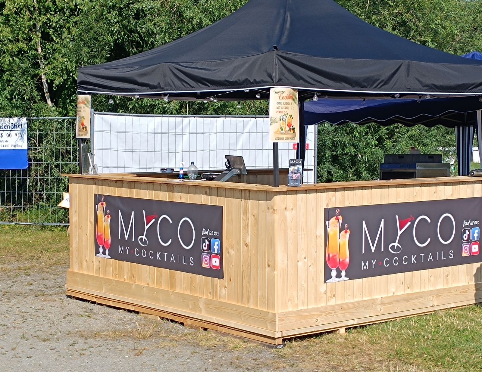 MyCo Premium Bar mit Cocktailmaschine bei einem Sommerfest in Niederbayern
