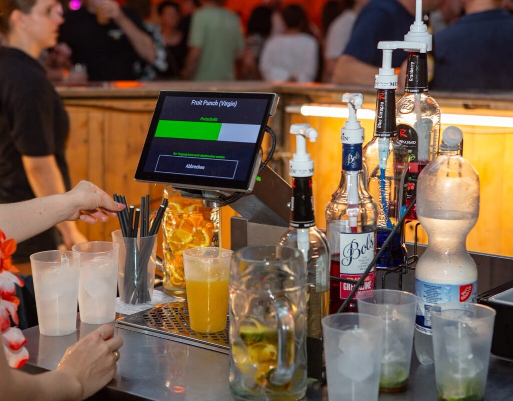 MyCo Cocktailmaschine mixt einen alkoholfreien Fruit Punch auf Knopfdruck beim Vereinsfest