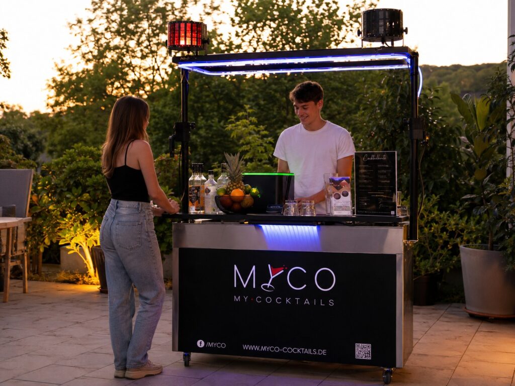MyCo Party Bar mit Cocktailmaschine bei einer Feier in Abendstimmung