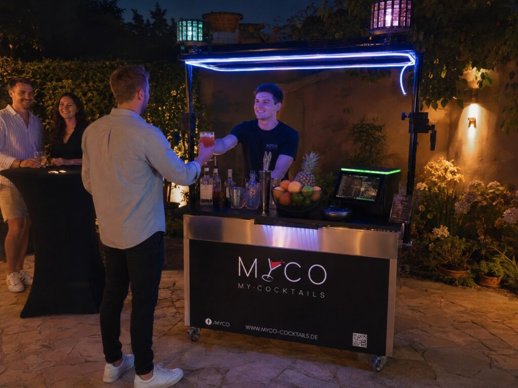 Gast erhält einen Cocktail an der MyCo Party Bar