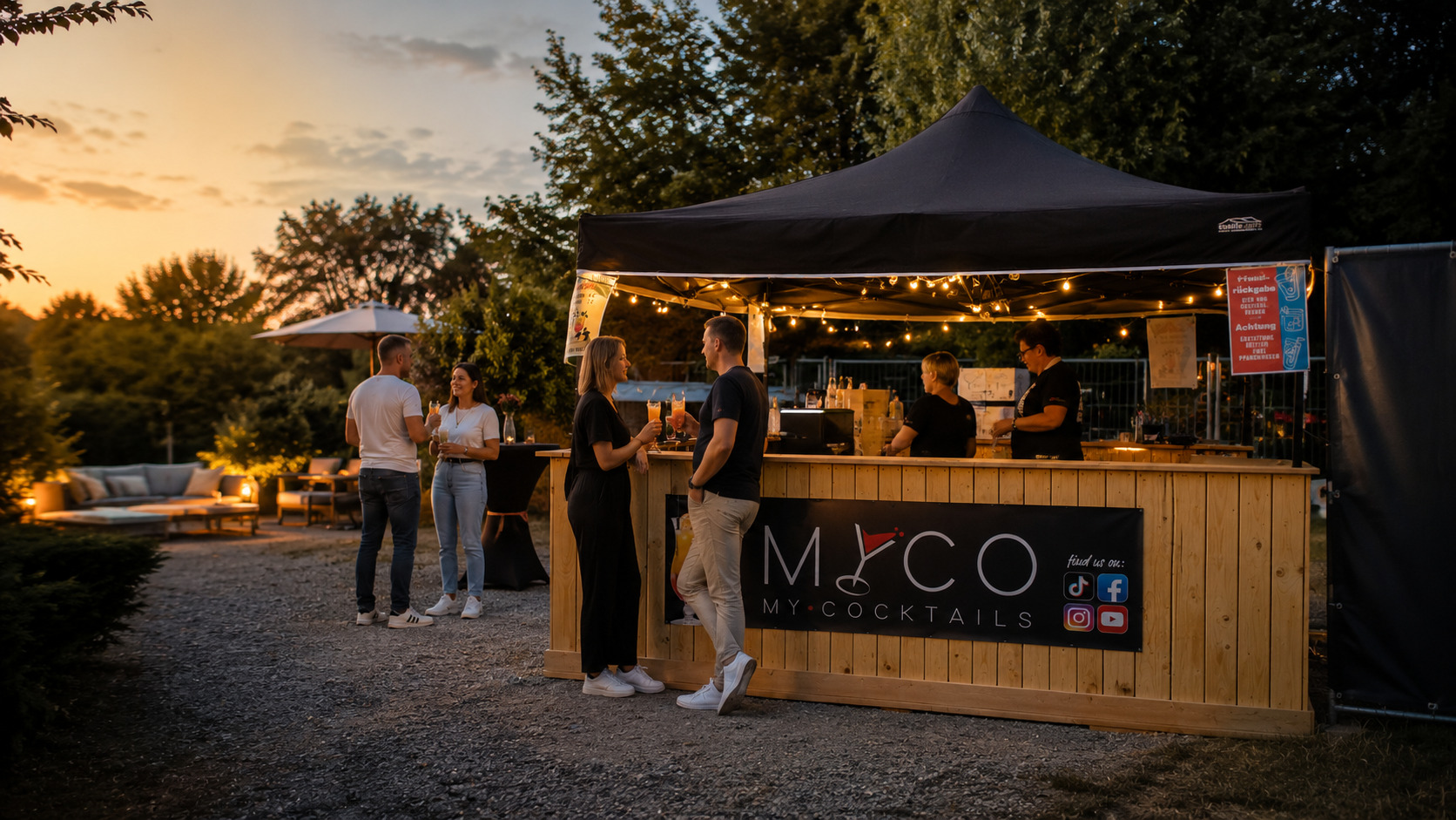 MyCo Pop-up-Holzbar bei einer stimmungsvollen Veranstaltung im Freien