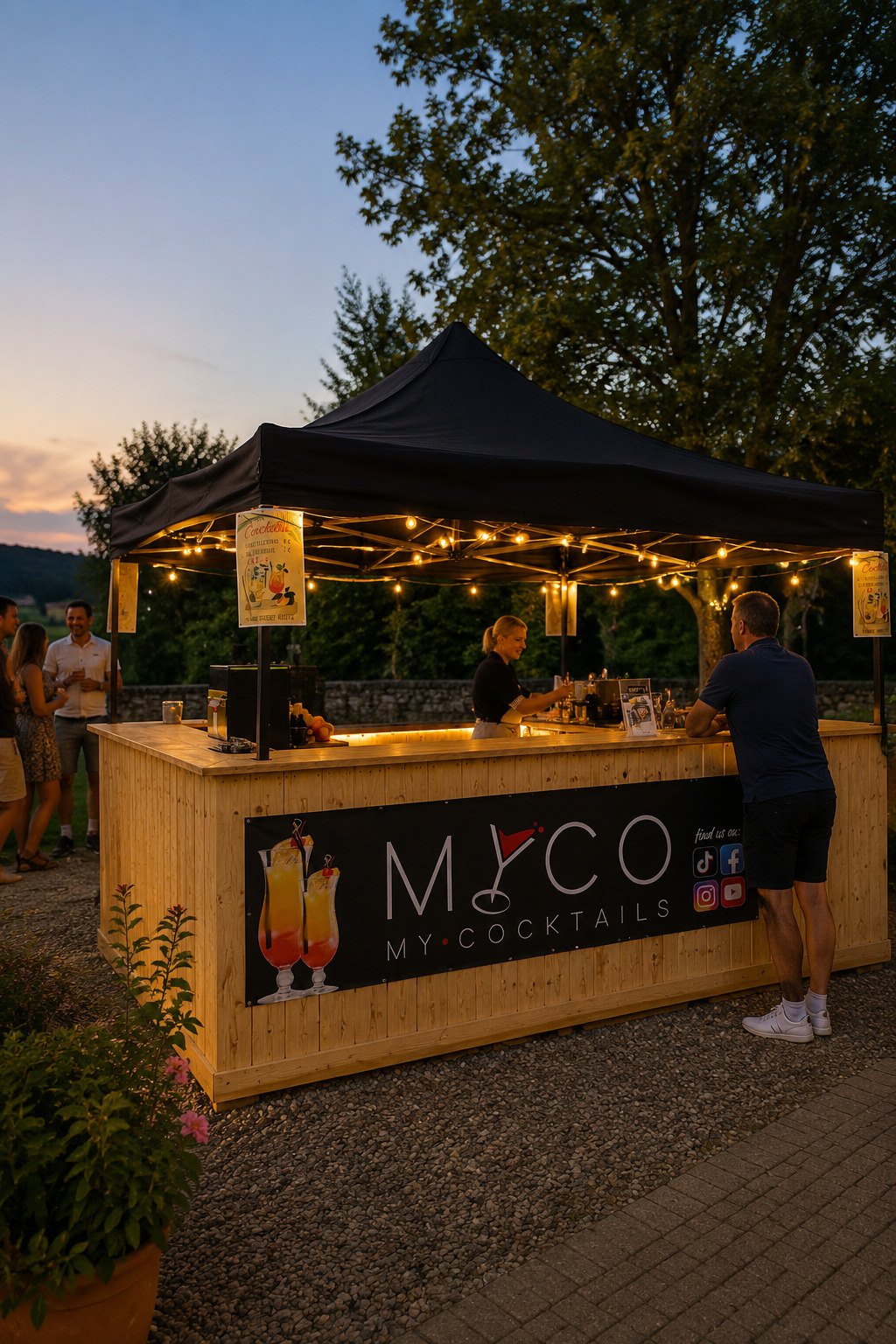 MyCo Pop-up-Holzbar bei einer stimmungsvollen Feier im Freien