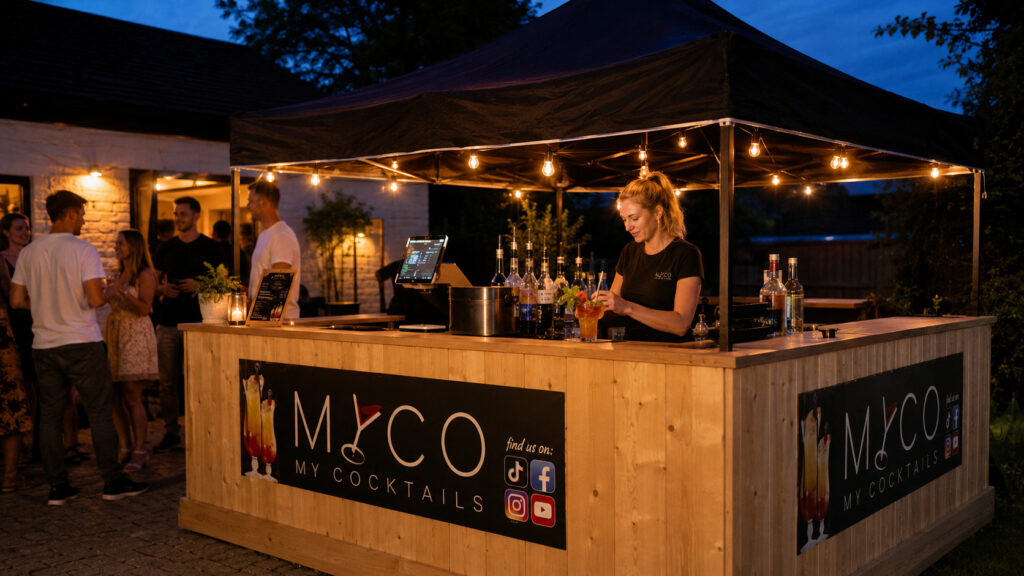MyCo Pop-up-Holzbar bei einer Veranstaltung im Freien