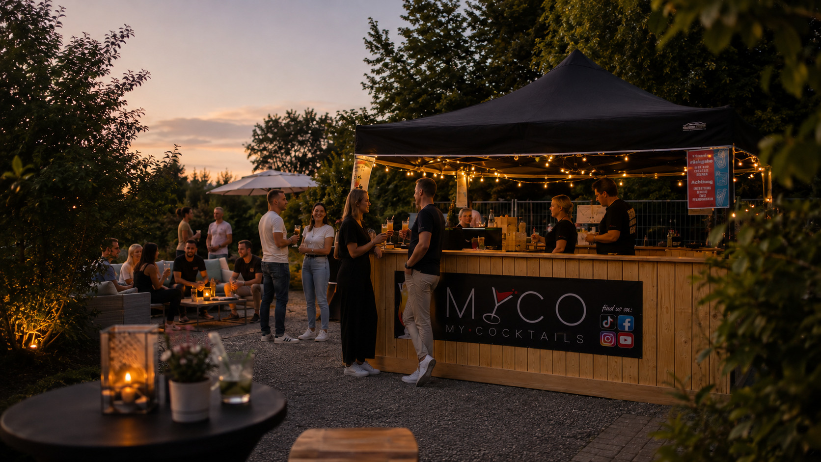 MyCo Pop-up-Holzbar bei einer gut besuchten Veranstaltung im Freien