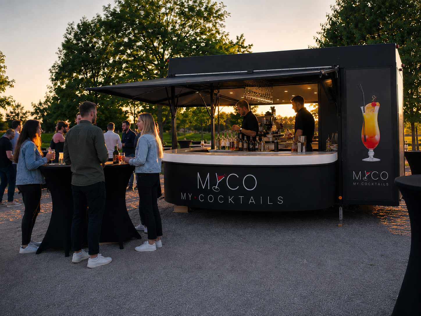 MyCo Schankwagen bei einer Veranstaltung mit Gästen und Cocktailservice